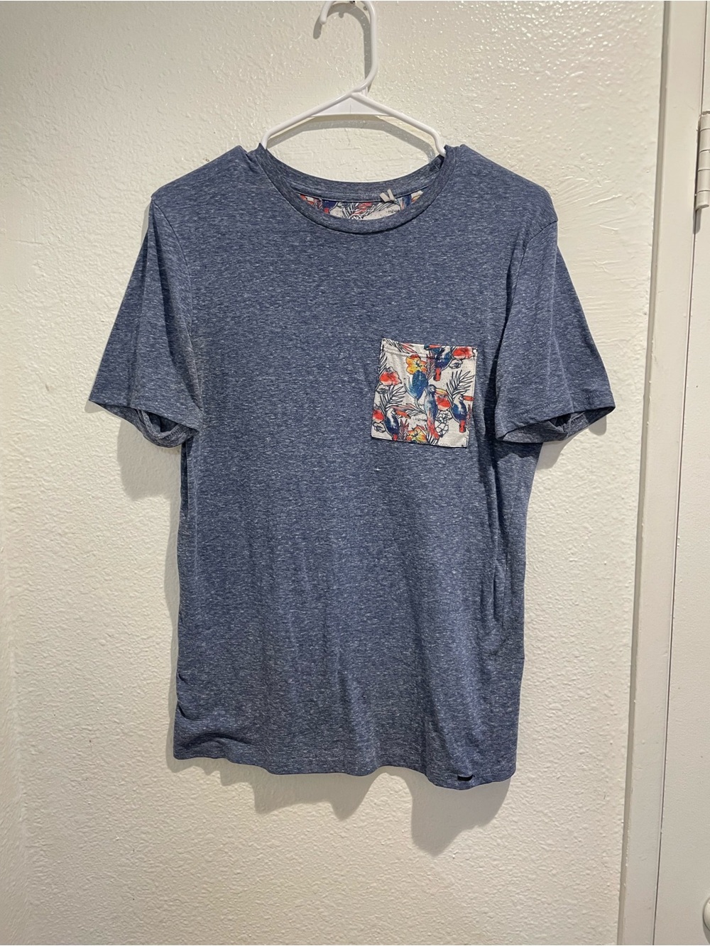 On The Byas Men Tropical Parrot Floral Pocket Tee Heather Blue Vacation Shirt S
